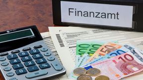 Digitale Tools werden für die Steuererklärung zunehmend genutzt, aber immerhin noch 17 Prozent der Befragten geben ihre Erklärung auf Papier ab. (Bild: © Gina Sanders – stock.adobe.com)