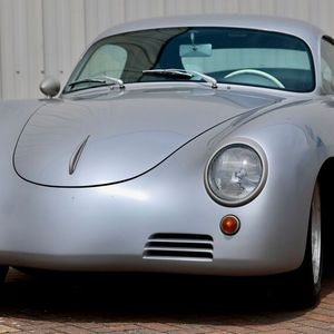 Das Projekt ist vom Porsche 356 SL (Super Leicht) inspiriert, der mit einer Aluminiumkarosserie für den Rennsport entwickelt wurde. Porsche baute vier Exemplare des 356 SL. Ferry Porsche verabschiedete den ersten Wagen in Zuffenhausen vor seinem Einsatz in Le Mans 1951, wo er bei Porsches erstem Start in diesem Rennen und seinem ersten internationalen Motorsportevent seine Klasse gewann. Ein weiteres wurde im September 1951 in Montlhéry eingesetzt und legte in 72 Stunden fast 11.000 km mit einer Durchschnittsgeschwindigkeit von über 150 km/h zurück.(Bild:  Ed Curtis/Boxengasse)