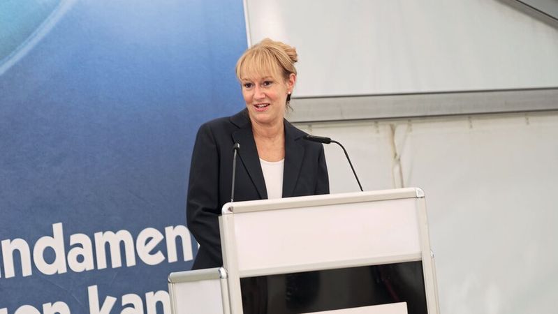 Schulleiterin Sylvia Gerl blickte auf ein ereignisreiches Schuljahr zurück.(Bild:  Büttner/»kfz-betrieb«)