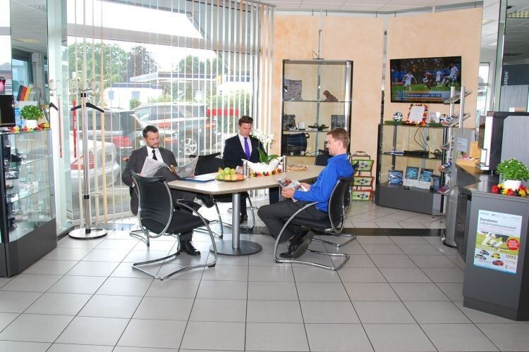 Frisches Obst und kühle Getränke gibt es für die wartenden Kunden. (Foto: Rubbel)