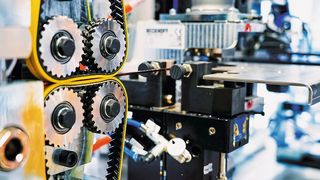 Abisolieren und richten des Drahtes. (Bild: Grob-Werke)