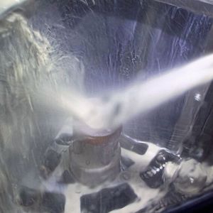 Beim Nassstrahlen erzeugt die Aufprallenergie den gewünschten Effekt, sei es Reinigung, Oberflächenglättung, Vorbereitung für das Beschichten, Erzeugen einer mattierten Oberfläche oder Shot Peening. (Bild:  Rösler)