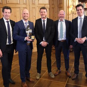 Das Autohaus Staudt gewann Gold in der Kategorie 3, in die Händler mit 160 bis 219 Einheiten jährlich fallen: (v. l.) Georg Schulte, Senior Manager Digital Business bei Mazda Deutschland, Bastian Bader, Autohaus Staudt, Gerd Meyer, Direktor Service bei Mazda Deutschland, Markus Schmidt, Autohaus Staudt, und Felix Gebhart, Direktor Vertrieb bei Mazda Deutschland(Bild:  Mazda)