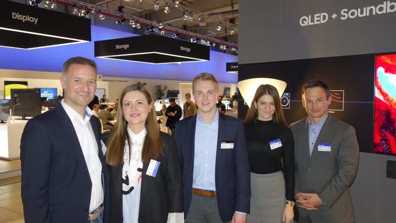 (v. l.) René van Rijn, First Wise Media, Aline Gauthier, Samsung, Philipp Heins, First Wise Media, Anna Chleboradova und Wojtek Rudko, Samsung. (Bild: IT-BUSINESS)