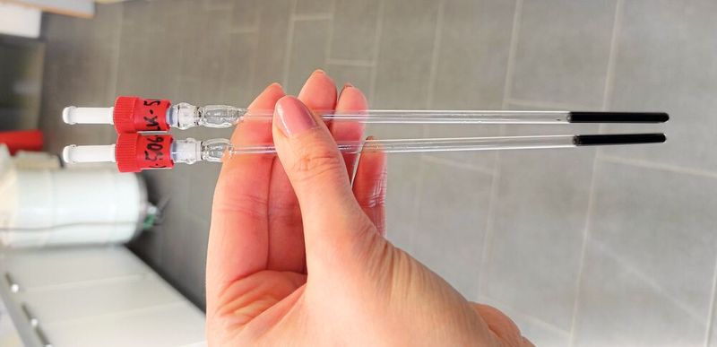 Mit der Lewis-Supersäure können künftig schädliche Verbindungen in nachhaltig verwertbare Chemikalien umgewandelt werden. (Bild: Laura Köring/ Universität Paderborn)