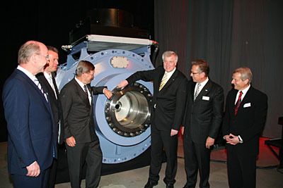 Ein Windkraftgetriebe im Mittelpunkt des Interesses. (Archiv: Vogel Business Media)