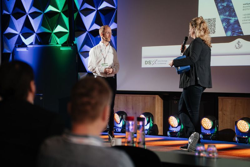 Franziska Magai (Vogel IT-Akademie; r.) eröffnet die Fragerunde nach dem Vortrag von Stephan Bienek (wesystems). (Bild: Manuel Emme Fotografie/Vogel IT-Akademie)