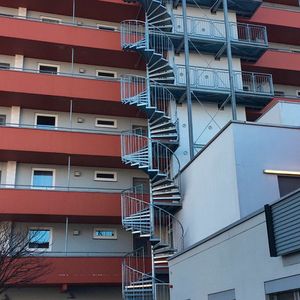 Spindel-Wendeltreppe für den Feuerschutz: Die oberen Geschosse sind über separate Podeste angeschlossen.
