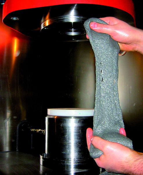 Bild 2: Aufgrund der Viskoelastizität passt sich das Schleifmedium flexibel unterschiedlichen Oberflächenkonturen an. Bild: IWF (Archiv: Vogel Business Media)