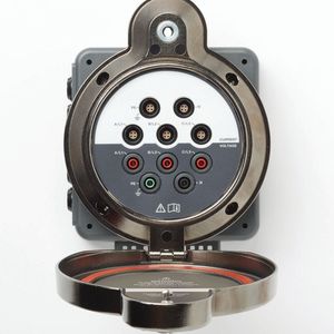Nach der Montage muss der Techniker die Abdeckung entriegeln, den Deckel aufklappen und die Leitungen seines Analysators oder Loggers anschließen.