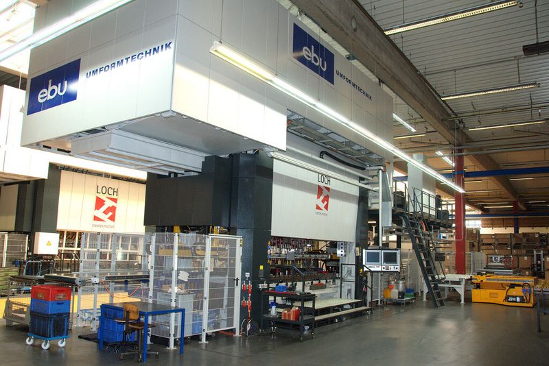Die neue 1000-t-Presse mit Servo-Direkt-Technologie und Transferanlage kann auch bei einer niedrigen Hubzahl die volle Druckkraft ausschöpfen. (Bild: Wolfgang Loch)