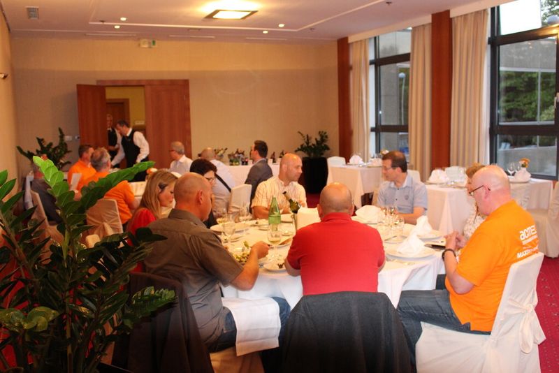Abendessen und gemeinsamer Austausch zum Abschluss der zweiten Etappe. (Bild: Holger Esseling)