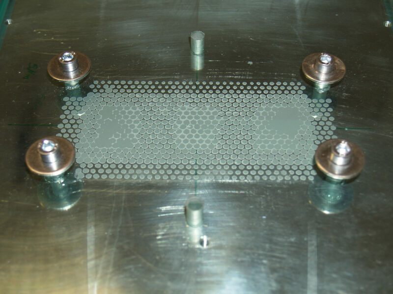 Bild 3: Glasplatte mit Wärmeleitmaterial auf einen Kühlkörper montiert. (Bild: Infineon)