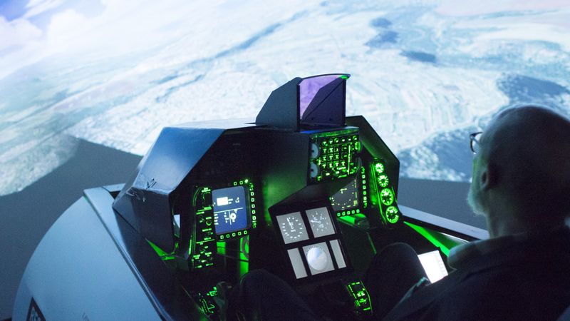 Am Steuer eines F16-Jets erlebten die Händler Action über den Wolken. (Artec IT Solutions)