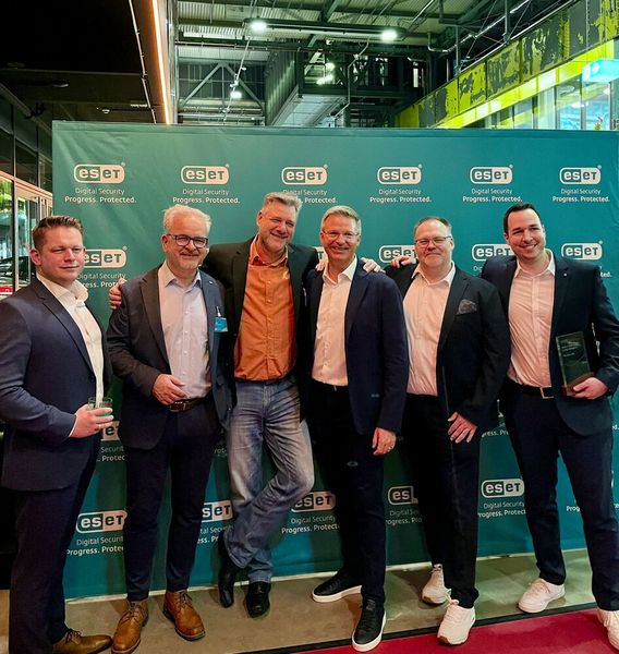 (v. l.) Daniel de Graaf-Dorn und Uwe Rehwald (ESET) mit Ingo Fohrmann (ALSO), Holger Suhl und Michael Schröder (ESET) sowie Stefan Müller (Bechtle) (Bild: Claus Uhlendorf / Eset)
