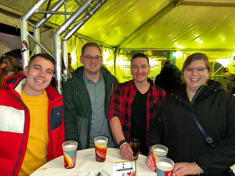 Diese ALSO Jungs sind so frisch dabei, dass ich sie nicht kenne und Christel Kronwald wollte mir die Namen noch verraten. (Bild: Vogel IT-Medien)