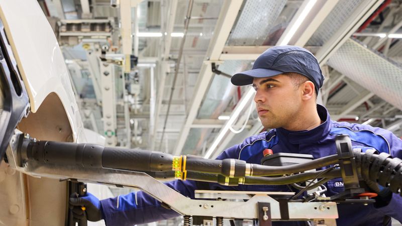 BMW hat im ungarischen Debrecen die Montagelinie des neuen Werks eröffnet.(Bild:  BMW)