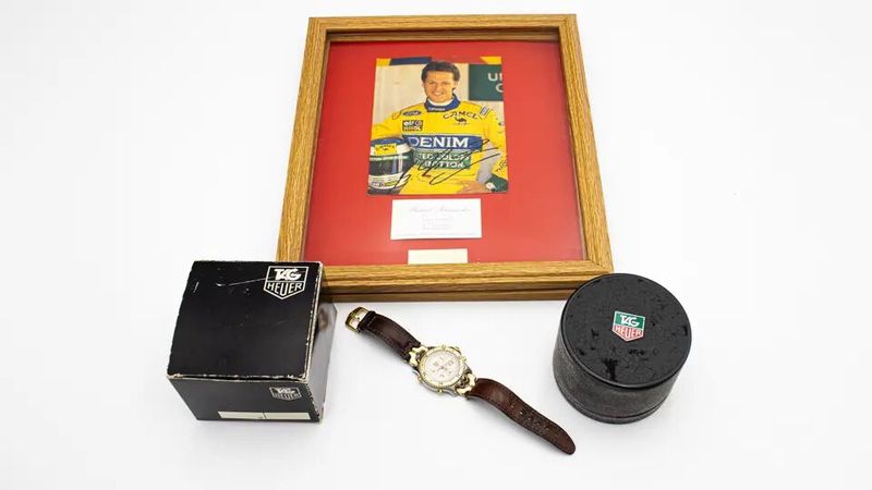 Eine 1992er Tag Heuer Uhr mit „First Win Spa“ eingraviert (Ref. CG1123-0) mit einem Schätzwert von 3.000 bis 5.000 Euro macht sich sicher auch nett in jeder Fan-Vitrine. (Bild: RM Sotheby’s )