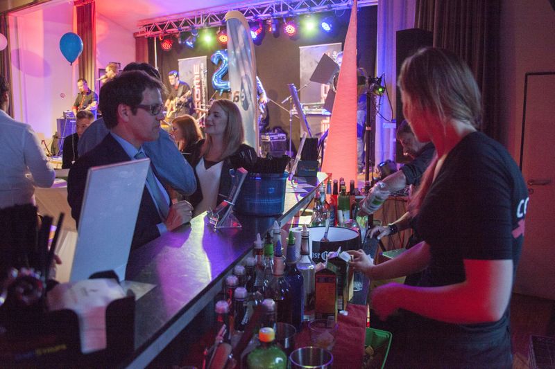 An der Cocktailbar mit Oliver Roth (eaf) und Melina Coenen (eaf) davor (Bild: eaf computer service supplies)