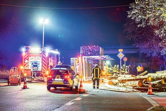 Insbesondere bei Verkehrsunfällen, in die Lastkraftwagen verwickelt sind, stellt sich die Haftungsfrage, wenn unzureichend oder gar ungesicherte Ladung im Spiel ist. Insbesondere bei Verkehrsunfällen, in die Lastkraftwagen verwickelt sind, stellt sich die Haftungsfrage, wenn unzureichend oder gar ungesicherte Ladung im Spiel ist.