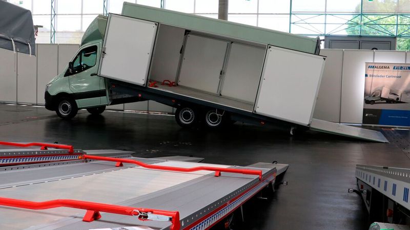 Abschleppen oder transportieren von Fahrzeugen sind die Kernkompetenz von algema-fitzel, der zur AutoZum auch diesen Cartresor mitgebracht hatte. Das Fahrzeuge kann darin wettergeschützt und nicht sichtbar transportiert werden. (Bild: Klasing)