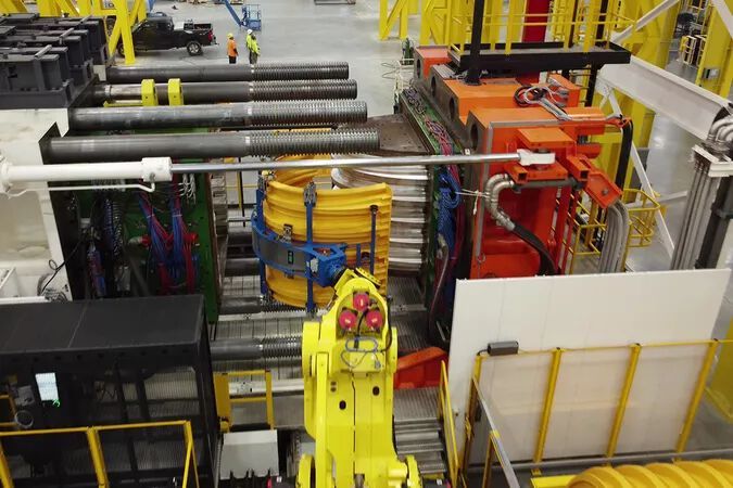 Obwohl die beiden Spritzgieß-Giganten von Engel so hohe Zuhaltekräfte haben, gelten sie doch als eher kompakte Varianten ihrer Klasse. Das komme vom 2-Platten-Konzept. (Bild: Engel)