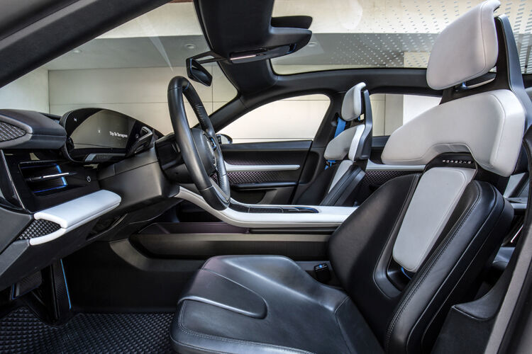 Wie es sich für eine Studie gehört, bietet der Mission E futuristisch wirkende Sitze und ein großes Glasdach. (Porsche)