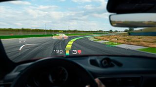 Frontscheiben mit Augmented Reality-Display wie hier bei Porsche ermöglichen neue Funktionen – und treiben die Preise für die Scheiben hoch. (Bild: Porsche)
