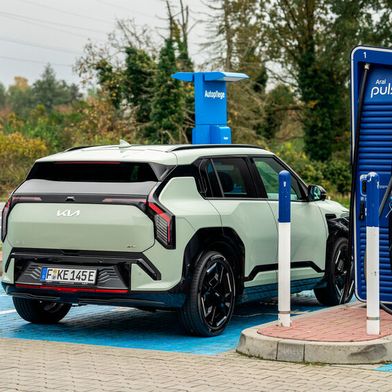 In vielen europäischen Ländern sind Autos mit Elektroantrieb günstiger im Unterhalt als Modelle mit Verbrennungsmotor. (SP-X)