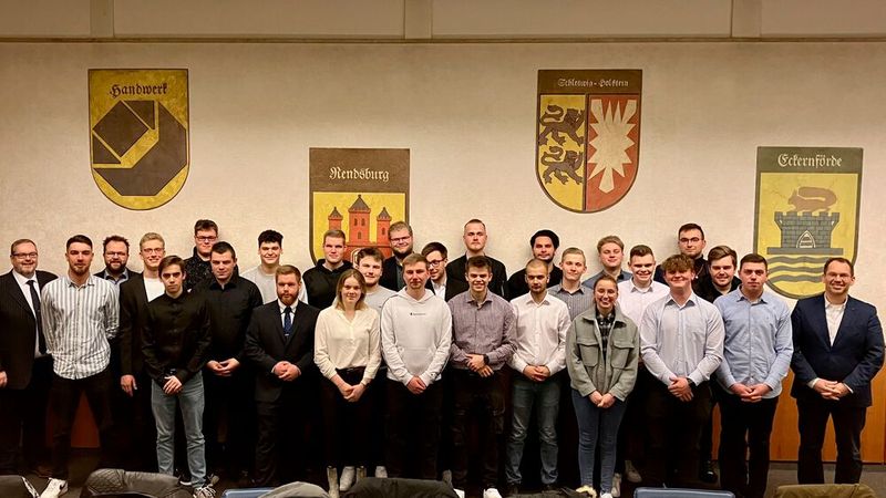 Im Haus des Handwerks feierte die Kfz-Innung Rendsburg die traditionelle Freisprechung ihrer Auszubildenden. Obermeister Michael Ihle sprach 25 Auszubildende nach ihrer bestandenen Prüfung von ihren Ausbildungspflichten frei und hob sie in den Gesellenstand. Gemeinsam mit Karl-Philipp Stutzke und Markus Meikies vom Berufsbildungszentrum am Nord-Ostsee-Kanal wurden die Gesellenbriefe und Abschlusszeugnisse überreicht.  (Bild: Kfz-Innung Rendsburg)