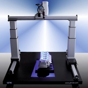 Nicht nur im Bereich Medizintechnik, sondern auch in der Industriellen Messtechnik kommt Technik aus dem RK-Baukasten zum Einsatz: Hier wird der Scanner von einer auf zwei Alpha Colonne-Hubsäulen gelagerten Linearführung beweg