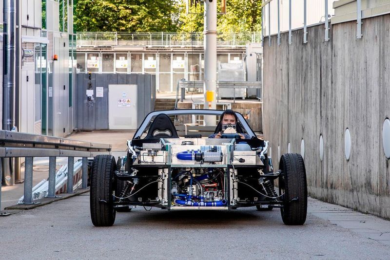 Das SLRV verfügt neben der leichten Karosserie auch über einen hocheffizienten Hybridantrieb. Für den Antriebsstrang haben die DLR-Forschenden eine kleine Brennstoffzelle mit 8,5 Kilowatt Dauerleistung mit einer Batterie verbunden.  (DLR)