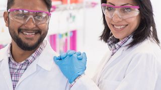 Evonik wird für drei Jahre insgesamt 40 zusätzliche Plätze pro Jahr für das Programm „Start in den Beruf“ anbieten, davon 20 speziell für Flüchtlinge. Insgesamt werden damit 120 zusätzliche Plätze geschaffen. (Evonik)