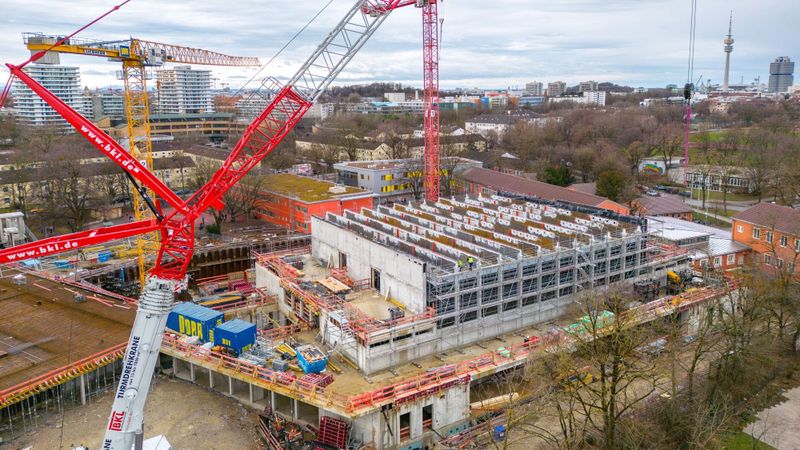 Die erste Hürde bei der Anlieferung der Stahlträger stellte das Aufstellen des Autokrans dar.(Bild:  Porr)