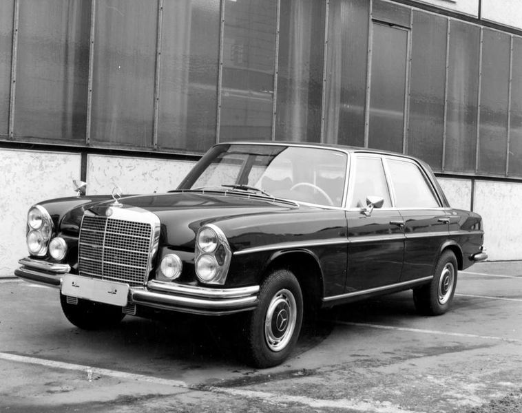 Der W 108 war die erste eigenständige S-Klasse – die Zeit der Einheitskarosserie war abgelaufen. Als Spitzenmotorisierung diente ab 1968 der bullige Achtzylinder 300 SEL 6.3 mit 250 PS. Mercedes produzierte von 1965 bis 1972 erstaunliche 359.000 Exemplare dieser Baureihe, von denen heute noch etwa 3.700 auf der Straße sind. (Archiv: Vogel Business Media)