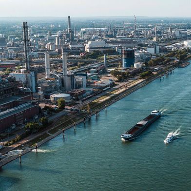 Für das Stammwerk in Ludwigshafen, das mit geringer Auslastung kämpft, kündigte BASF-Vorstandschef Kamieth keine weiteren größeren Schließungen von Anlagen an. (Bild: BASF)