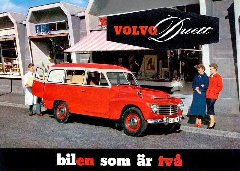 Noch bis in die 50er Jahre hinein illustrierten oft Zeichnungen, aber auch bunte, motivreiche Fotos die Anzeigen der Autohersteller. Weiterhin warben sie häufig mit praktischem Nutzen, wie die Anzeige für den Volvo Duett aus dem Jahr 1953. (Volvo)