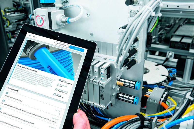 Vorbeugende Anlagenwartung ist ein zeitintensiver Prozess, der oft noch mit Stift und Papier durchgeführt wird. Smartenance von Festo macht jetzt Schluss damit: Die Software ist der digitale Wartungsmanager für Produktionsleiter und Anlagenbediener – zum Download als App. Mit Smartenance können Endkunden die Anlagenwartung terminieren, nachverfolgen und auswerten. Ein digitaler Wartungskalender macht Wartung einfacher, schneller und sicherer. Die gegenseitige Prüfung von Anlagenbedienern und Produktionsleitern gibt mehr Sicherheit. Viele Wege und Abstimmungen entfallen. Auch für Maschinenbauer ist Smartenance interessant. Diese können mit der App die Wartungsaufgaben für jede Anlage direkt in eine digitale Lösung überführen und ihren Kunden als Mehrwert zur Anlage weiterreichen. Wartungsanleitungen und die Dokumentation von Fehlerbildern lassen sich digital mit Bildern, Videos und PDFs erweitern. Damit können Teammitglieder auf einfache Weise zusammenarbeiten. Mit Smartenance kommt die Wartungsaufgabe direkt zum Anwender, der alle Vorteile eines digitalen Wartungsmanagements nutzen kann, denn alle relevanten Aufgaben sind auf Knopfdruck dabei.  Mehr zu Smartenance gibt es auf der Hannover Messe 2020 am Festo-Stand (Halle 7, Stand C32). (Bild: Festo)