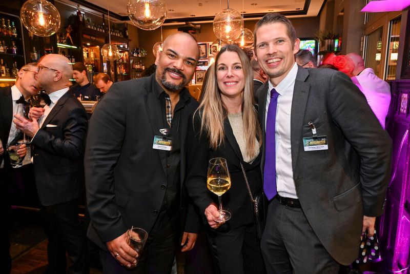 David Holliday (l., IT-BUSINESS) mit Siegern des Abends Sandra Schu (Herweck) und Christian Wiechert (Wortmann) (Bild: Hannes Magerstädt)