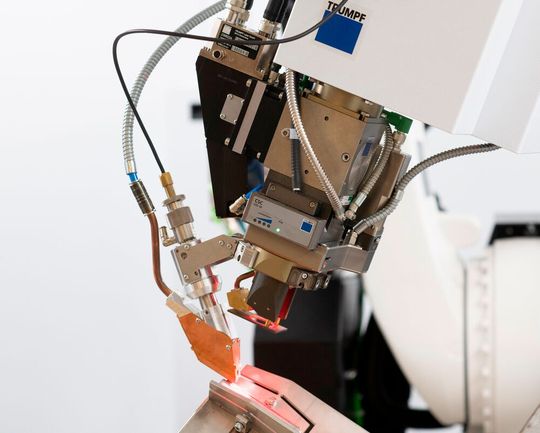 Mit der Funktion Brightline Scan können Blechkomponenten prozesssicherer mit dem Laser geschweißt werden, sagt Trumpf. Auch sie hat ihren Auftritt auf der Euroblech 2022. Das Besondere: Der Laserstrahl kann sowohl mit dem Roboter als auch per Scanner gesteuert werden.(Bild:  Trumpf)