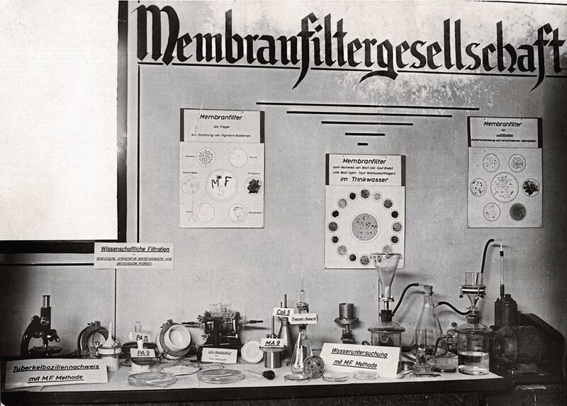 1948 tritt die Membranfiltergesellschaft zum ersten Mal auf der Hannover Messe auf.  (Sartorius)
