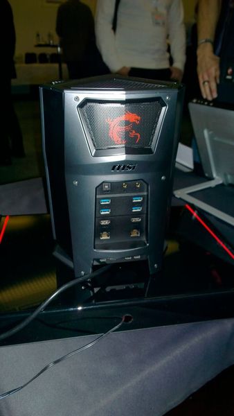 Der Rechner ist mit zwei Thunderbolt-3-Schnittstellen ausgestattet. Zusammen mit zwei HDMI- und zwei DisplayPort-Buchsen macht das sechs Monitor-Ausgänge. (Bild: Vogel IT)