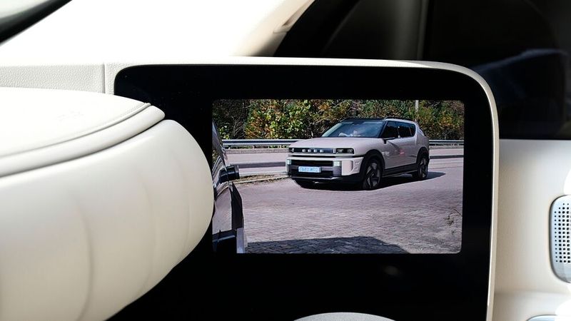 Statt Außenspiegeln gibt es Bildschirme, die ein Kamerabild zeigen. (Bild: Hyundai)