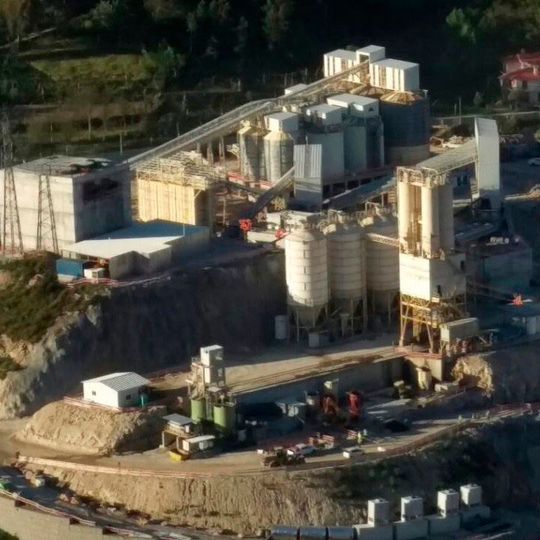 250 m3 Staudammbeton pro Stunde: Mit der Anlage von Alquezar wird seit 2017 Beton für den Staudamm in Daivões gefertigt.  (Bild:  Alquezar)