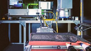 In Paris stellen die Aachener außerdem vor, wie mit einem robotergeführten Ultrakurzpulslaser (UKP-Laser) 3D-geformte CFK-Halbzeuge (Preforms) prozesssicher und effizient gebohrt werden können. (Fraunhofer ILT)