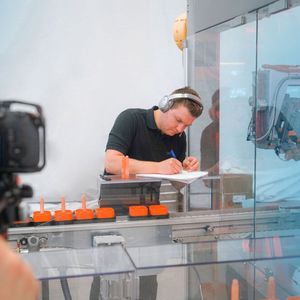 Mitarbeiter von Optima dokumentieren detailliert alle Funktionstests.(Bild:  Optima)