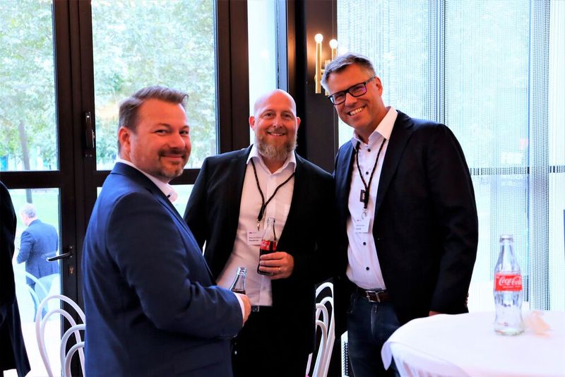 Manuel Ohnecker und Marcel Klein von Plusserver mit Olaf von Heyer von Concat AG. (Bild: TIM)