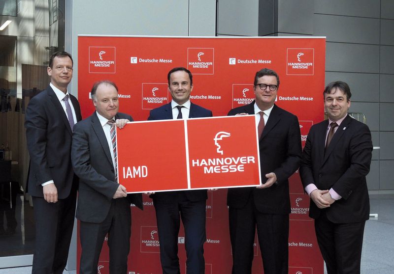 Die neue Leitmesse IAMD wurde mit Unterstützung des Ausstellerbeirats von MDA und IA sowie der Verbände ZVEI und VDMA zur Realität: Gunther Koschnick (ZVEI), Dr. Gunther Kegel (IA), Dr. Jochen Köckler (Hannover Messe), Christian H. Kienzle (MDA) und Hartmut Rauen (VDMA) (v.l.) (Stefanie Michel)