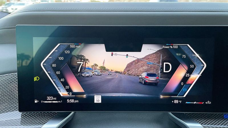 Das Head-up-Display liefert im 760i das richtige Maß an Informationen. (Bild: Autoren-Union Mobilität / Knödler)
