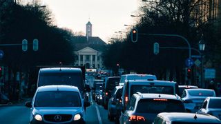 Besonders stark fiel die Verbesserung des Stauniveaus in Hamburg und Wiesbaden aus. (Bild: gemeinfrei)